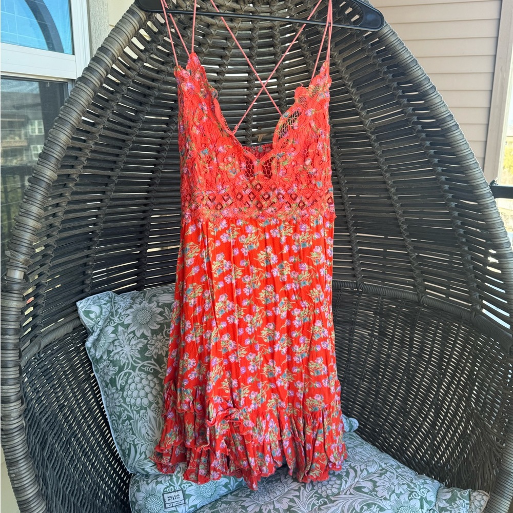 Free people summer dress.
Size medium.
Red-orange.
Smocked stretchy back.
FP One